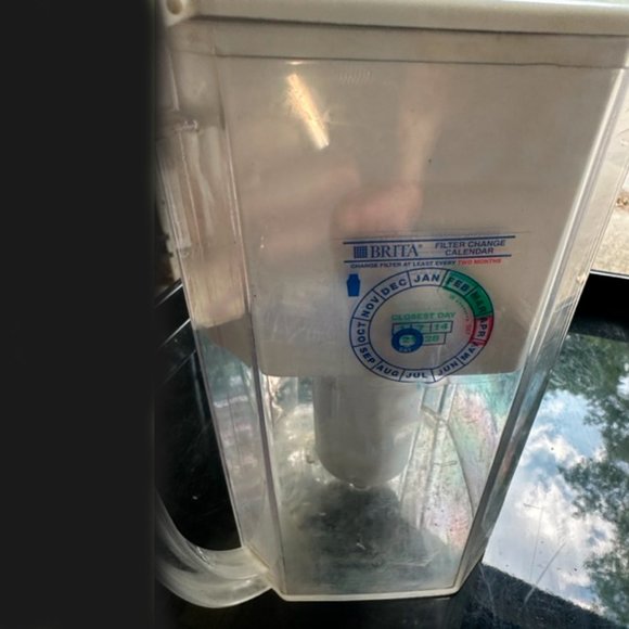 Brita Water Pitcher with 2 Advanced Filters and 1 water filter - Picture 4 of 5